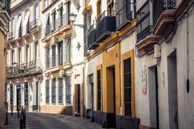 Seville, İspanya, 21 Eylül 2025 Sevilla şehir merkezindeki tarihi binaların ve sokakların manzarası.