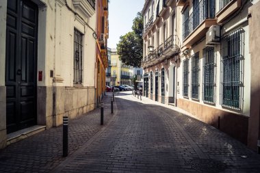 Seville, İspanya, 21 Eylül 2025 Sevilla şehir merkezindeki tarihi binaların ve sokakların manzarası.