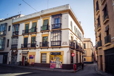 Seville, İspanya, 21 Eylül 2025 Sevilla şehir merkezindeki tarihi binaların ve sokakların manzarası.