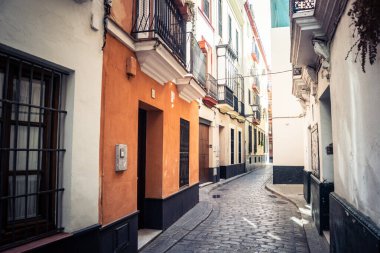 Seville, İspanya, 21 Eylül 2025 Sevilla şehir merkezindeki tarihi binaların ve sokakların manzarası.
