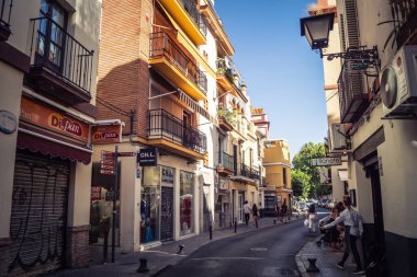Seville, İspanya, 21 Eylül 2025 Sevilla şehir merkezindeki tarihi binaların ve sokakların manzarası.