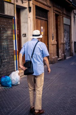 Seville, İspanya, 21 Eylül 2025 Sevilla şehir merkezinin tarihi bölgesini ziyaret eden turistler dar, pitoresk caddelerde yürüyorlar..
