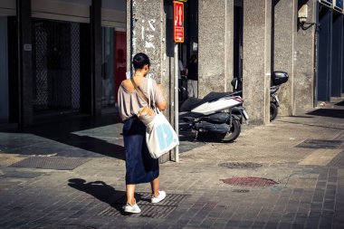 Seville, İspanya, 21 Eylül 2025 Sevilla şehir merkezinin tarihi bölgesini ziyaret eden turistler dar, pitoresk caddelerde yürüyorlar..