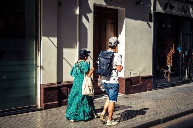 Seville, İspanya, 21 Eylül 2025 Sevilla şehir merkezinin tarihi bölgesini ziyaret eden turistler dar, pitoresk caddelerde yürüyorlar..