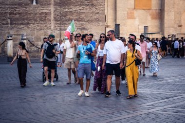 Seville, İspanya, 21 Eylül 2025 Sevilla şehir merkezinin tarihi bölgesini ziyaret eden turistler dar, pitoresk caddelerde yürüyorlar..