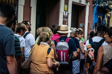 Seville, İspanya, 21 Eylül 2025 Sevilla şehir merkezinin tarihi bölgesini ziyaret eden turistler dar, pitoresk caddelerde yürüyorlar..
