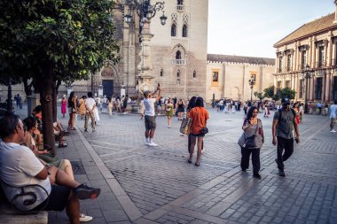 Seville, İspanya, 21 Eylül 2025 Sevilla şehir merkezinin tarihi bölgesini ziyaret eden turistler dar, pitoresk caddelerde yürüyorlar..
