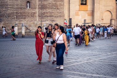 Seville, İspanya, 21 Eylül 2025 Sevilla şehir merkezinin tarihi bölgesini ziyaret eden turistler dar, pitoresk caddelerde yürüyorlar..