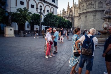 Seville, İspanya, 21 Eylül 2025 Sevilla şehir merkezinin tarihi bölgesini ziyaret eden turistler dar, pitoresk caddelerde yürüyorlar..