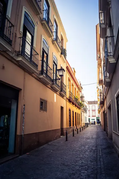 Seville, İspanya, 21 Eylül 2025 Sevilla şehir merkezindeki tarihi binaların ve sokakların manzarası.