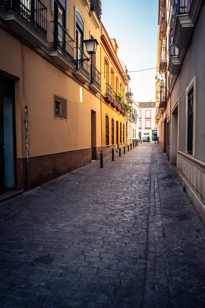Seville, İspanya, 21 Eylül 2025 Sevilla şehir merkezindeki tarihi binaların ve sokakların manzarası.