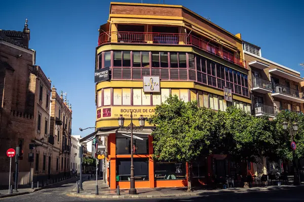 Seville, İspanya, 21 Eylül 2025 Sevilla şehir merkezindeki tarihi binaların ve sokakların manzarası.