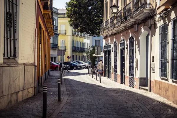Seville, İspanya, 21 Eylül 2025 Sevilla şehir merkezindeki tarihi binaların ve sokakların manzarası.