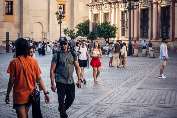 Seville, İspanya, 21 Eylül 2025 Sevilla şehir merkezinin tarihi bölgesini ziyaret eden turistler dar, pitoresk caddelerde yürüyorlar..
