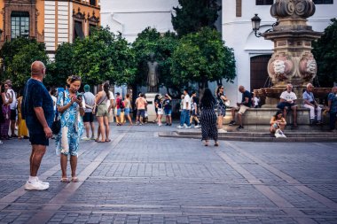 Seville, İspanya, 21 Eylül 2025 Sevilla şehir merkezinin tarihi bölgesini ziyaret eden turistler dar, pitoresk caddelerde yürüyorlar..