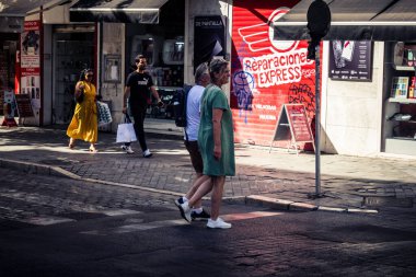 Seville, İspanya, 21 Eylül 2025 Sevilla şehir merkezinin tarihi bölgesini ziyaret eden turistler dar, pitoresk caddelerde yürüyorlar..