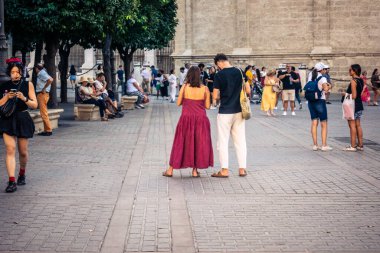 Seville, İspanya, 21 Eylül 2025 Sevilla şehir merkezinin tarihi bölgesini ziyaret eden turistler dar, pitoresk caddelerde yürüyorlar..