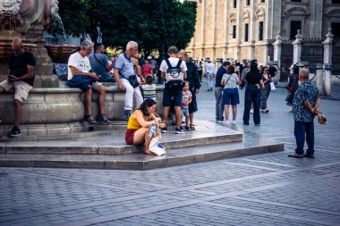 Seville, İspanya, 21 Eylül 2025 Sevilla şehir merkezinin tarihi bölgesini ziyaret eden turistler dar, pitoresk caddelerde yürüyorlar..