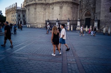 Seville, İspanya, 21 Eylül 2025 Sevilla şehir merkezinin tarihi bölgesini ziyaret eden turistler dar, pitoresk caddelerde yürüyorlar..