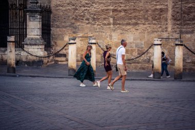 Seville, İspanya, 21 Eylül 2025 Sevilla şehir merkezinin tarihi bölgesini ziyaret eden turistler dar, pitoresk caddelerde yürüyorlar..