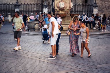 Seville, İspanya, 21 Eylül 2025 Sevilla şehir merkezinin tarihi bölgesini ziyaret eden turistler dar, pitoresk caddelerde yürüyorlar..