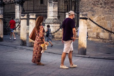 Seville, İspanya, 21 Eylül 2025 Sevilla şehir merkezinin tarihi bölgesini ziyaret eden turistler dar, pitoresk caddelerde yürüyorlar..