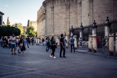 Seville, İspanya, 21 Eylül 2025 Sevilla şehir merkezinin tarihi bölgesini ziyaret eden turistler dar, pitoresk caddelerde yürüyorlar..
