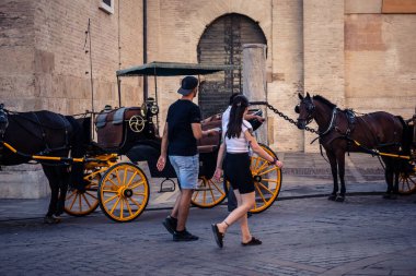 Seville, İspanya, 21 Eylül 2025 Sevilla şehir merkezinin tarihi bölgesini ziyaret eden turistler dar, pitoresk caddelerde yürüyorlar..