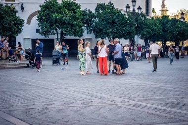 Seville, İspanya, 21 Eylül 2025 Sevilla şehir merkezinin tarihi bölgesini ziyaret eden turistler dar, pitoresk caddelerde yürüyorlar..