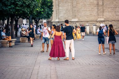 Seville, İspanya, 21 Eylül 2025 Sevilla şehir merkezinin tarihi bölgesini ziyaret eden turistler dar, pitoresk caddelerde yürüyorlar..