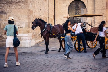 Seville, İspanya, 21 Eylül 2025 Sevilla şehir merkezinin tarihi bölgesini ziyaret eden turistler dar, pitoresk caddelerde yürüyorlar..