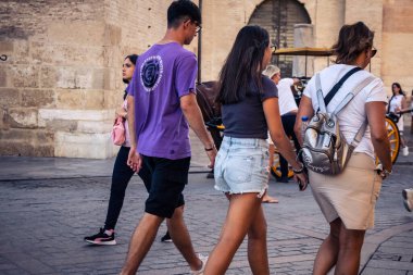 Seville, İspanya, 21 Eylül 2025 Sevilla şehir merkezinin tarihi bölgesini ziyaret eden turistler dar, pitoresk caddelerde yürüyorlar..