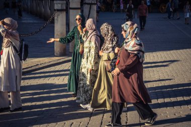 Seville, İspanya, 21 Eylül 2025 Sevilla şehir merkezinin tarihi bölgesini ziyaret eden turistler dar, pitoresk caddelerde yürüyorlar..