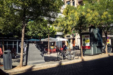 Seville, İspanya, 21 Eylül 2025 Sevilla şehir merkezinin tarihi bölgesini ziyaret eden turistler dar, pitoresk caddelerde yürüyorlar..