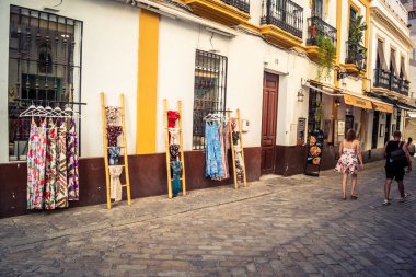 Seville, İspanya, 21 Eylül 2025 Sevilla şehir merkezinin tarihi bölgesini ziyaret eden turistler dar, pitoresk caddelerde yürüyorlar..