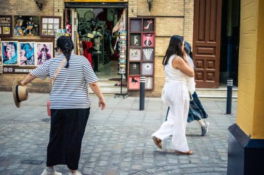 Seville, İspanya, 21 Eylül 2025 Sevilla şehir merkezinin tarihi bölgesini ziyaret eden turistler dar, pitoresk caddelerde yürüyorlar..