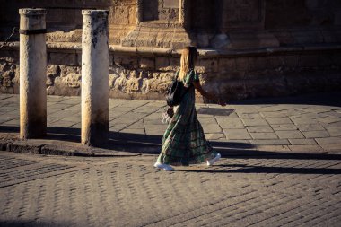 Seville, İspanya, 21 Eylül 2025 Sevilla şehir merkezinin tarihi bölgesini ziyaret eden turistler dar, pitoresk caddelerde yürüyorlar..