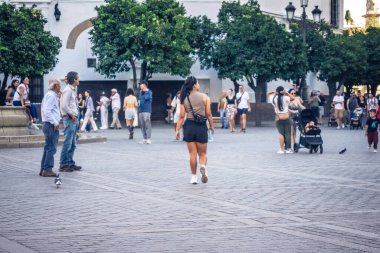 Seville, İspanya, 21 Eylül 2025 Sevilla şehir merkezinin tarihi bölgesini ziyaret eden turistler dar, pitoresk caddelerde yürüyorlar..