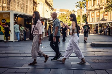 Seville, İspanya, 21 Eylül 2025 Sevilla şehir merkezinin tarihi bölgesini ziyaret eden turistler dar, pitoresk caddelerde yürüyorlar..