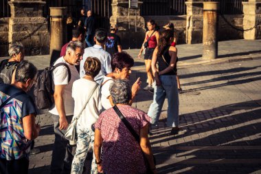 Seville, İspanya, 21 Eylül 2025 Sevilla şehir merkezinin tarihi bölgesini ziyaret eden turistler dar, pitoresk caddelerde yürüyorlar..