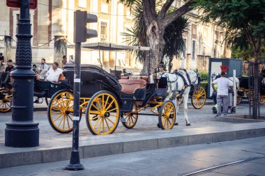 Seville, İspanya, 21 Eylül 2025 Sevilla şehir merkezinin tarihi bölgesini ziyaret eden turistler dar, pitoresk caddelerde yürüyorlar..