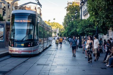 Seville, İspanya, 21 Eylül 2025 Sevilla şehir merkezinin tarihi bölgesini ziyaret eden turistler dar, pitoresk caddelerde yürüyorlar..