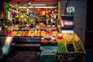 Seville, İspanya, 21 Eylül 2025 Seville 'in popüler mahallelerinden biri olan Triana pazarında satılan meyve ve baklagiller..