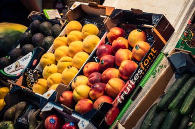 Seville, İspanya, 21 Eylül 2025 Seville 'in popüler mahallelerinden biri olan Triana pazarında satılan meyve ve baklagiller..