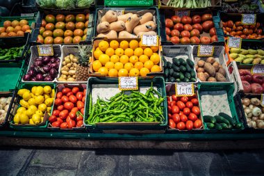 Seville, İspanya, 21 Eylül 2025 Seville 'in popüler mahallelerinden biri olan Triana pazarında satılan meyve ve baklagiller..