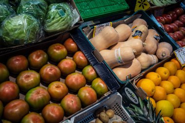 Seville, İspanya, 21 Eylül 2025 Seville 'in popüler mahallelerinden biri olan Triana pazarında satılan meyve ve baklagiller..