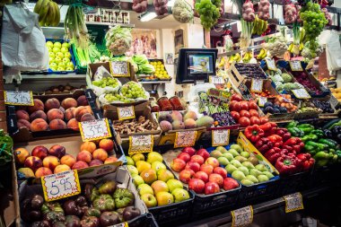 Seville, İspanya, 21 Eylül 2025 Seville 'in popüler mahallelerinden biri olan Triana pazarında satılan meyve ve baklagiller..