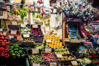 Seville, İspanya, 21 Eylül 2025 Seville 'in popüler mahallelerinden biri olan Triana pazarında satılan meyve ve baklagiller..