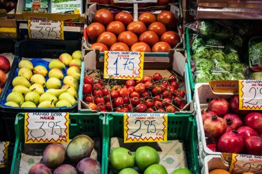 Seville, İspanya, 21 Eylül 2025 Seville 'in popüler mahallelerinden biri olan Triana pazarında satılan meyve ve baklagiller..