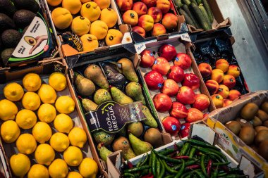 Seville, İspanya, 21 Eylül 2025 Seville 'in popüler mahallelerinden biri olan Triana pazarında satılan meyve ve baklagiller..